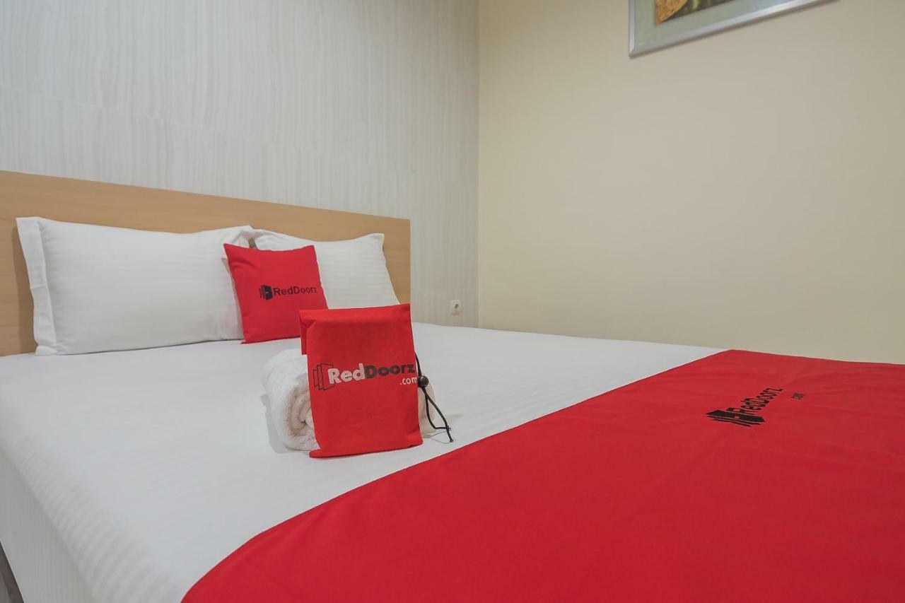 Hotel Reddoorz Near Mt Haryono Semarang Exterior foto