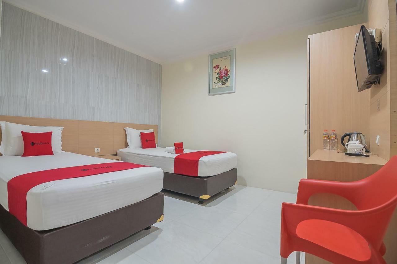 Hotel Reddoorz Near Mt Haryono Semarang Exterior foto