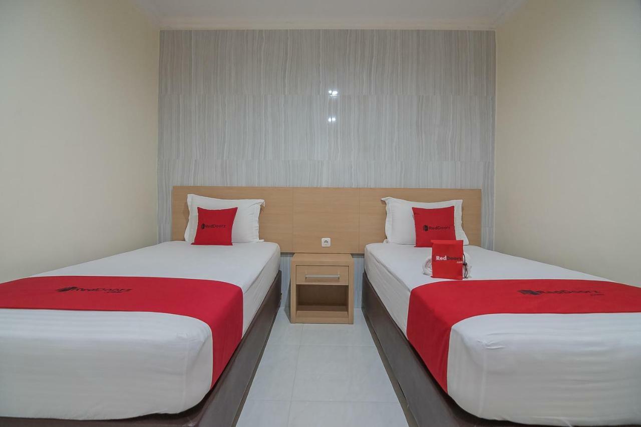Hotel Reddoorz Near Mt Haryono Semarang Exterior foto
